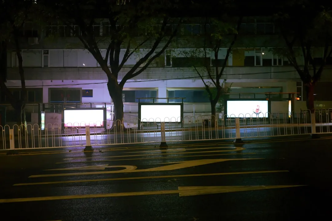 工业交换机在工厂自动化网络中的关键作用与部署要点