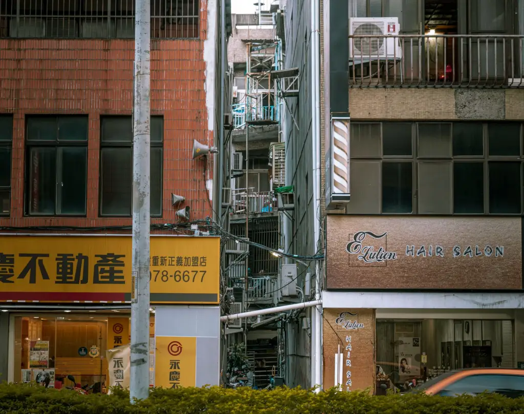 工业交换机与串口服务器在工厂网络中的应用场景解析
